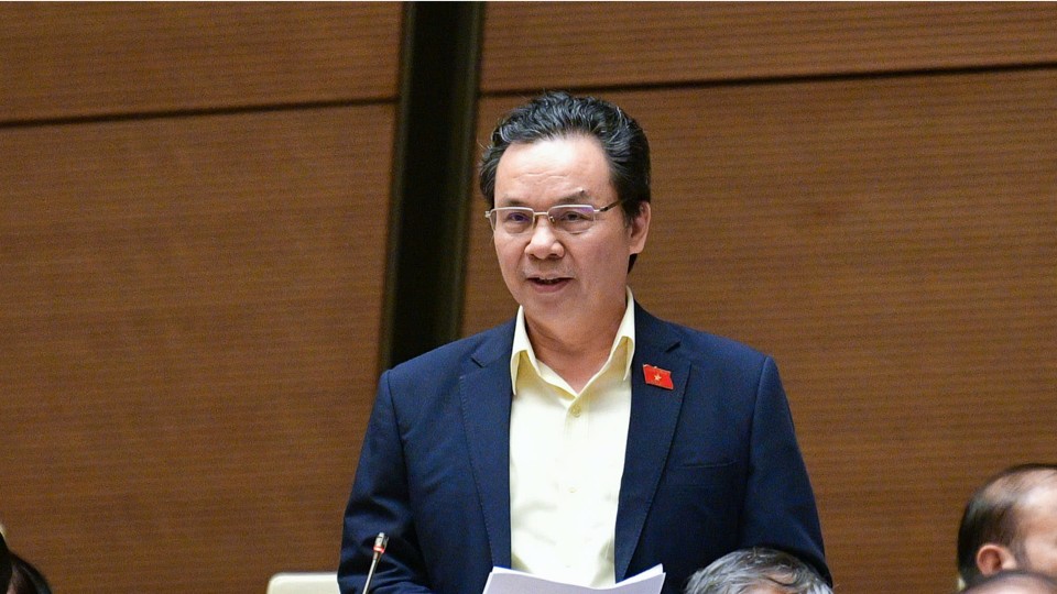 Đại biểu Hoàng Văn Cường gợi ý tăng thuế theo từng đợt, mỗi đợt cách nhau 5 năm và kết hợp với các hoạt động tuyên truyền nâng cao nhận thức về tác hại của thuốc lá.