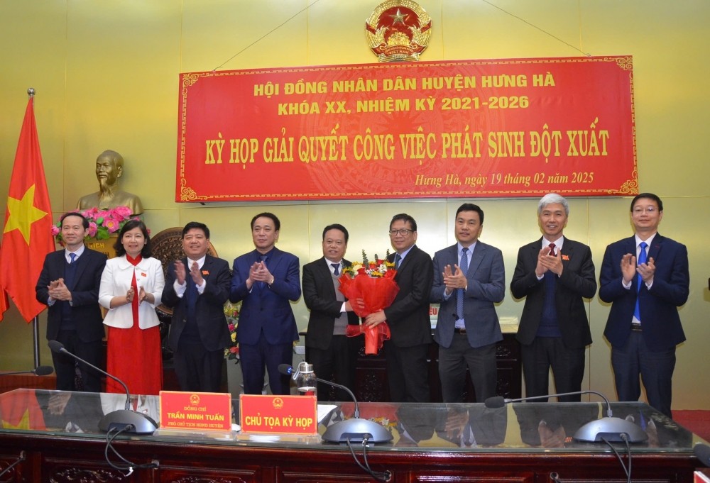 Lãnh đạo huyện Hưng Hà tặng hoa chúc mừng tân Phó Chủ tịch UBND huyện Lãnh đạo huyện Hưng Hà tặng hoa chúc mừng tân Phó Chủ tịch UBND huyện