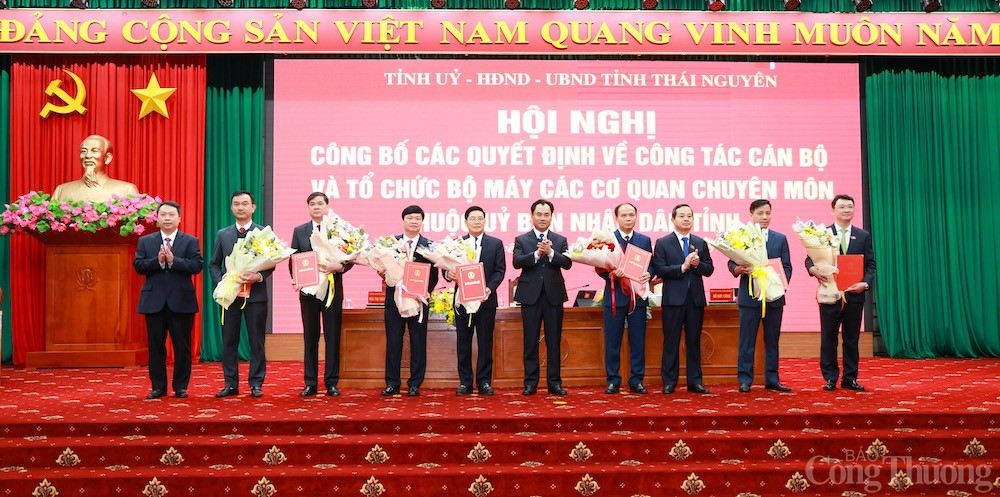 Thường trực Tỉnh ủy Thái Nguyên trao quyết định, chúc mừng các tân lãnh đạo Sở.