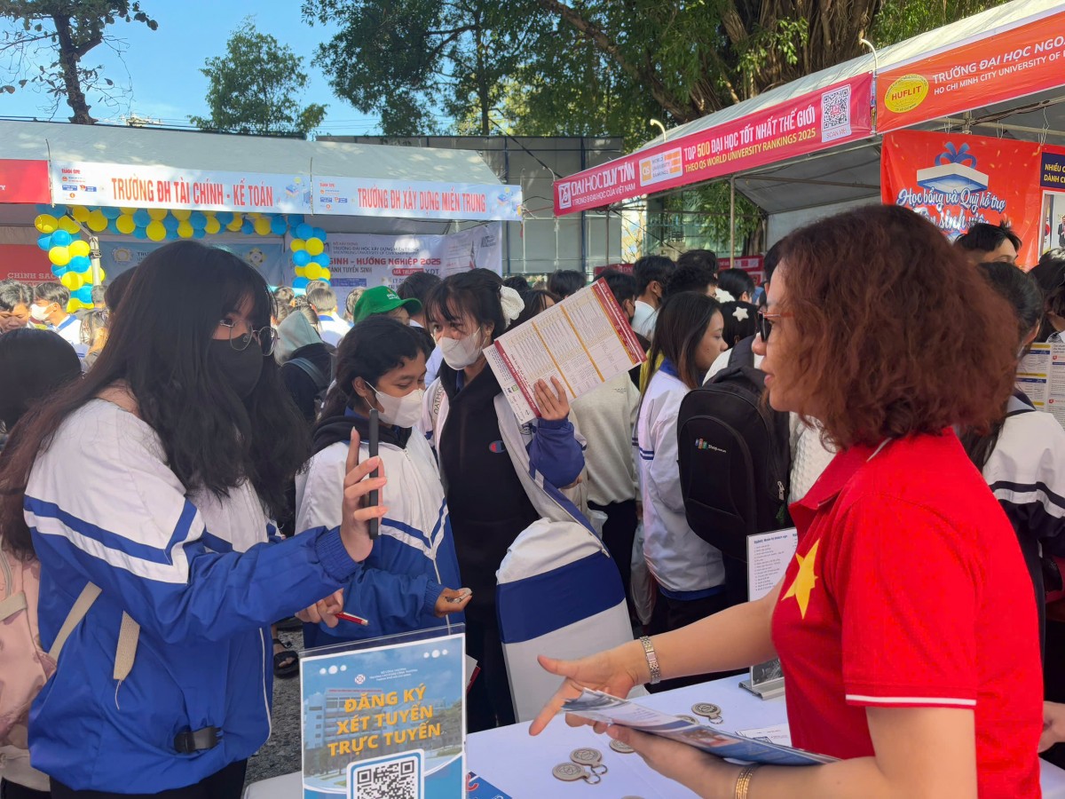 Khi xét tuyển học bạ, các trường sẽ phải sử dụng tổ hợp môn gồm ít nhất ba môn, trong đó bắt buộc có Toán hoặc Ngữ văn. Ảnh minh họa Khi xét tuyển học bạ, các trường sẽ phải sử dụng tổ hợp môn gồm ít nhất ba môn, trong đó bắt buộc có Toán hoặc Ngữ văn. Ảnh minh họa