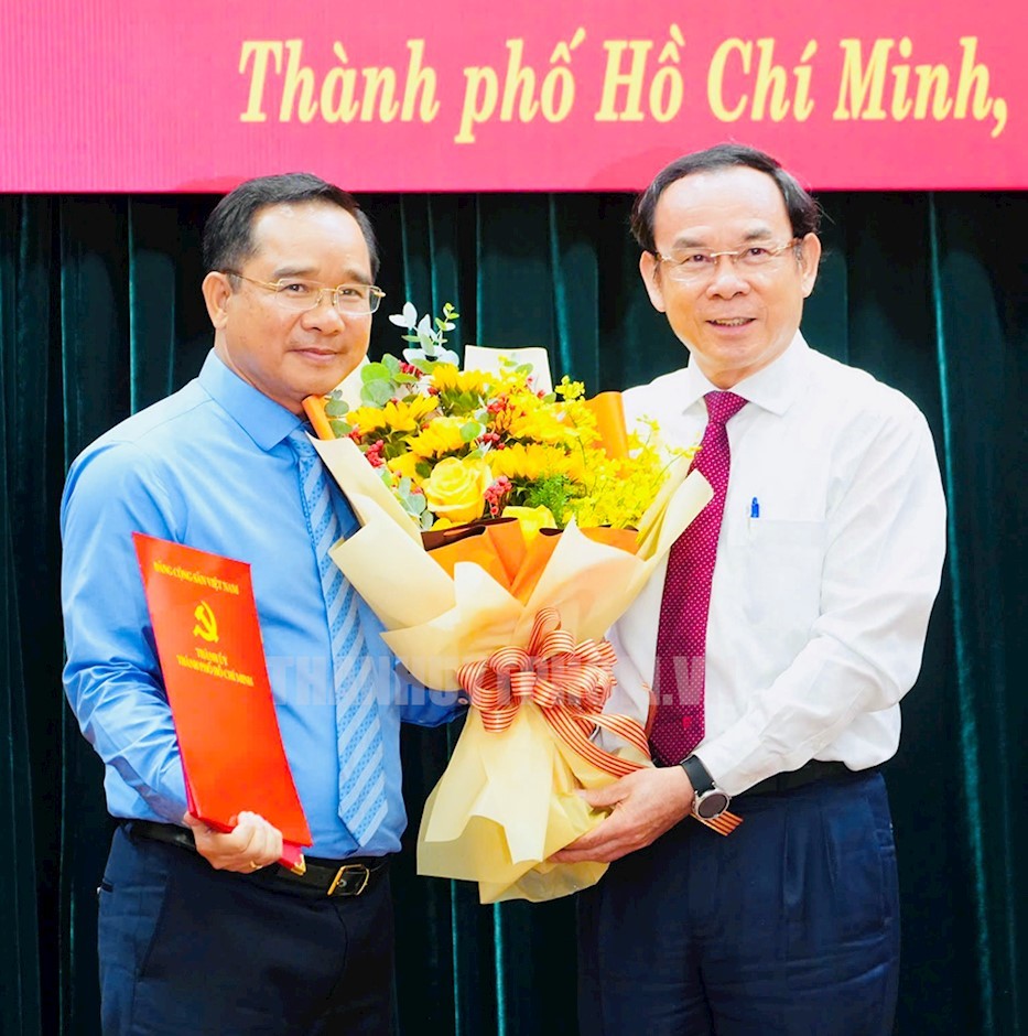 Đồng chí Nguyễn Văn Nên trao quyết định và tặng hoa chúc mừng đồng chí Nguyễn Văn Được Ông Nguyễn Văn Nên - Bí thư Thành ủy TP. Hồ Chí Minh trao quyết định và tặng hoa chúc mừng ông Nguyễn Văn Được. Ảnh: Thành ủy TP. Hồ Chí Minh