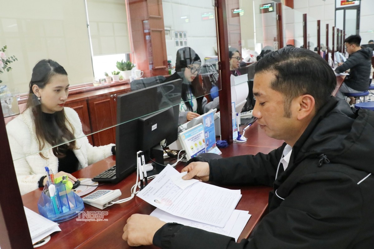 Công chức Sở Công Thương hướng dẫn quy trình TTHC cho công dân tại Trung tâm Phục vụ hành chính công tỉnh Thái Nguyên