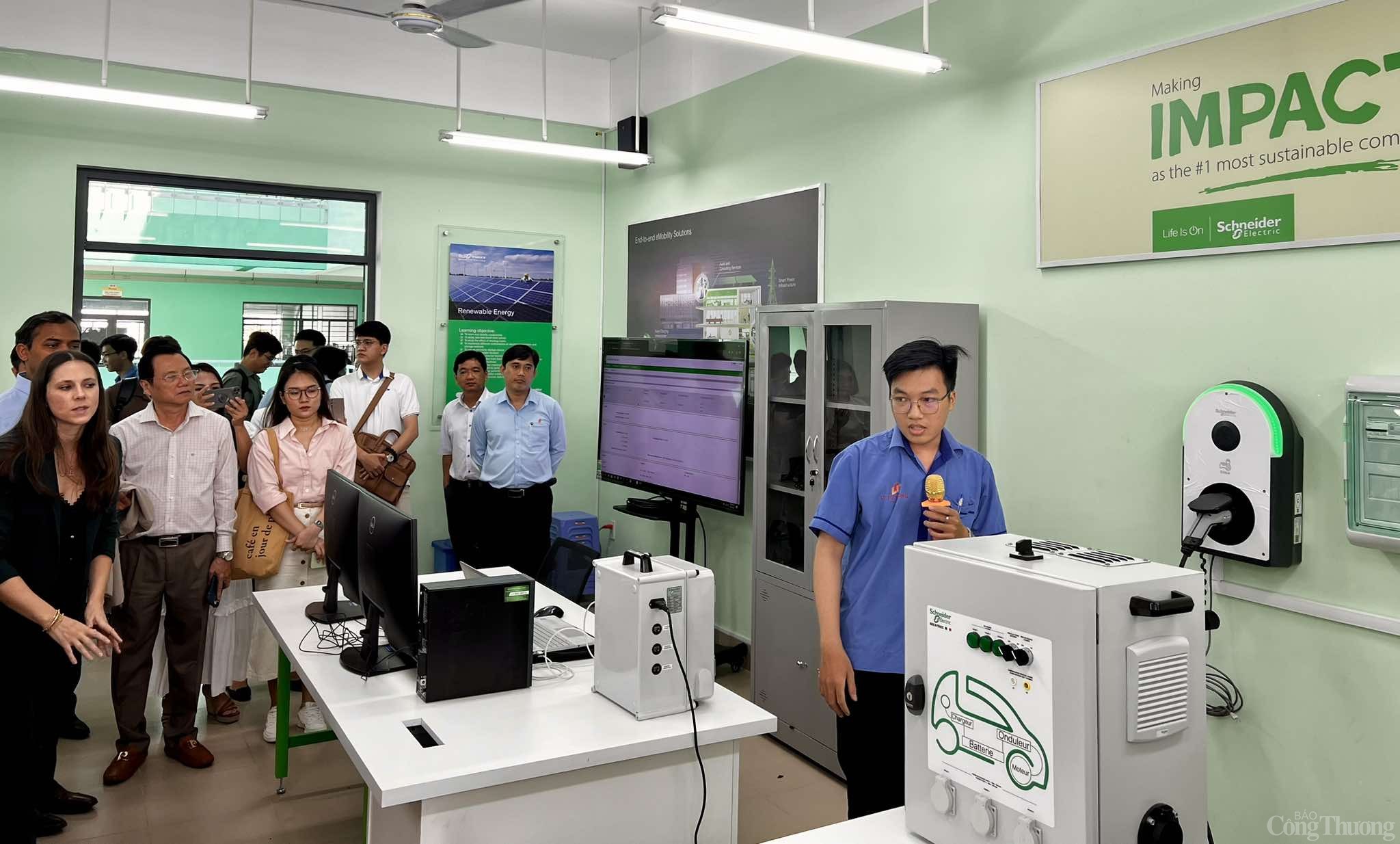 Center of Excellence: Bệ phóng cho 45.000 kỹ sư tương lai Center of Excellence: Bệ phóng cho 45.000 kỹ sư tương lai