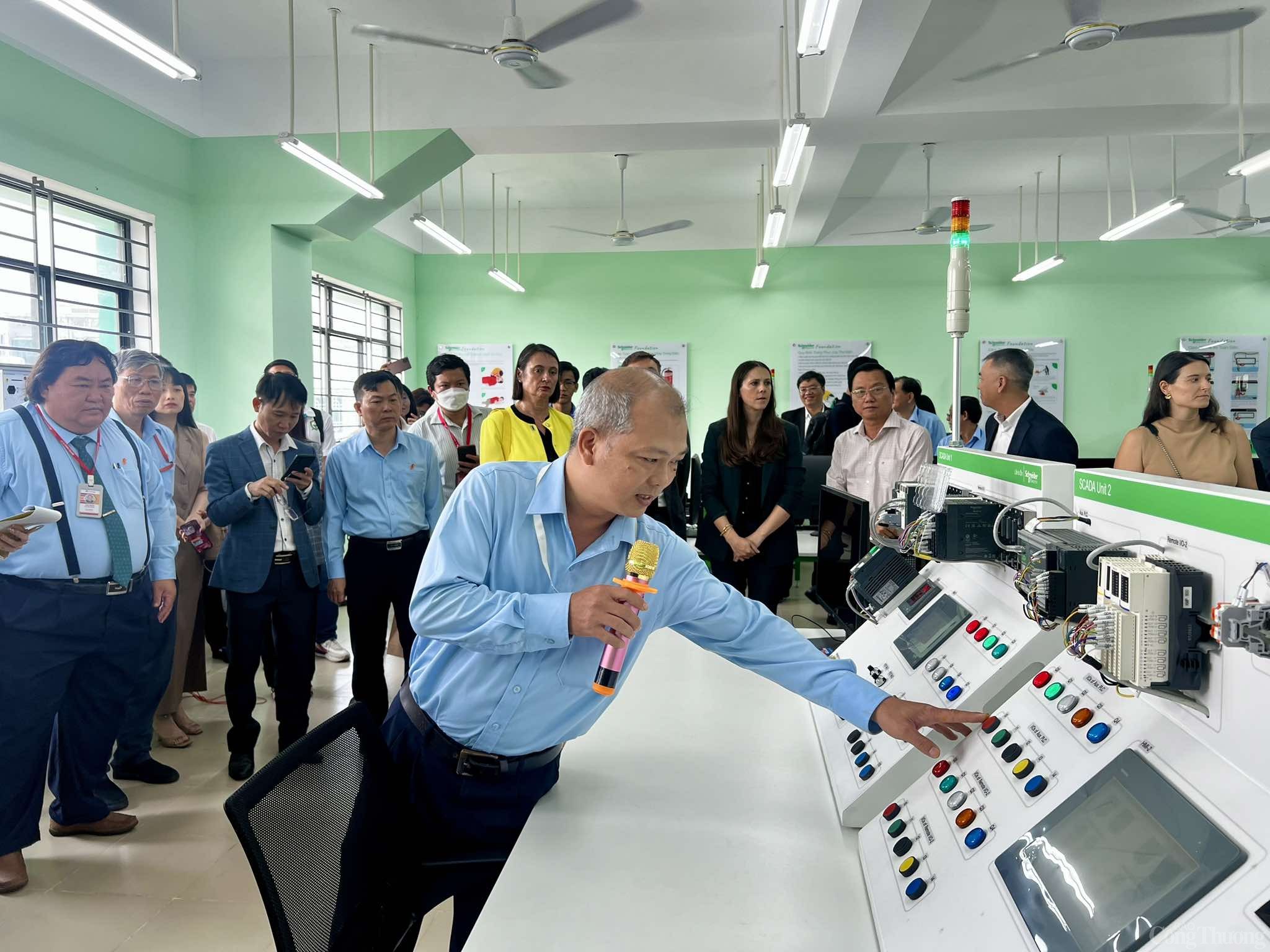 Center of Excellence: Bệ phóng cho 45.000 kỹ sư tương lai Center of Excellence: Bệ phóng cho 45.000 kỹ sư tương lai