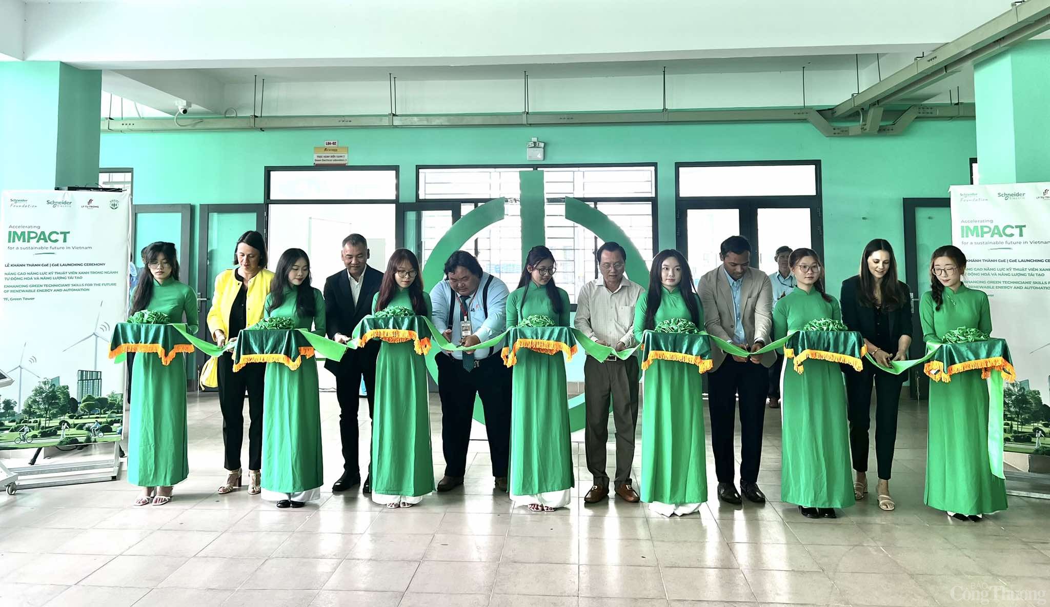 Center of Excellence: Bệ phóng cho 45.000 kỹ sư tương lai Center of Excellence: Bệ phóng cho 45.000 kỹ sư tương lai