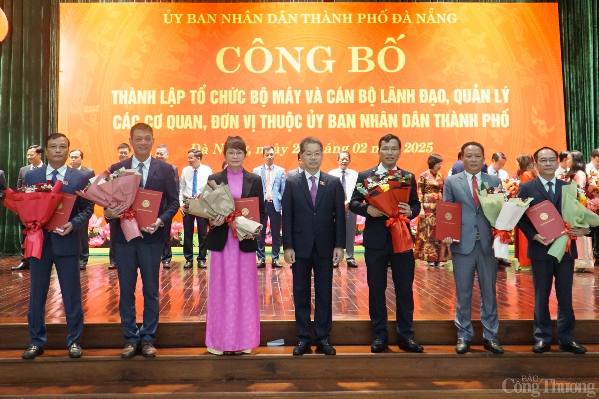 Bí thư Thành ủy Đà Nẵng Nguyễn Văn Quảng trao quyết định bổ nhiệm và hoa chúc mừng 5 Giám đốc các sở mới gồm: Nội vụ, Nông nghiệp và Môi trường, Xây dựng, Tài chính, Khoa học và Công nghệ Bí thư Thành ủy Đà Nẵng Nguyễn Văn Quảng trao quyết định bổ nhiệm và hoa chúc mừng 5 Giám đốc các sở mới gồm: Nội vụ, Nông nghiệp và Môi trường, Xây dựng, Tài chính, Khoa học và Công nghệ