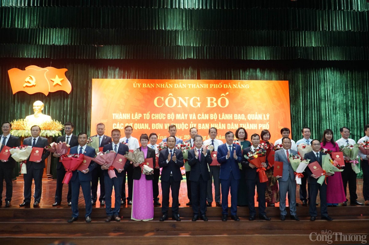 Lãnh đạo TP. Đà Nẵng trao quyết định và hoa chúc mừng các Giám đốc và 29 Phó Giám đốc 5 Sở mới thành lập Lãnh đạo TP. Đà Nẵng trao quyết định và hoa chúc mừng các Giám đốc và 29 Phó Giám đốc 5 Sở mới thành lập
