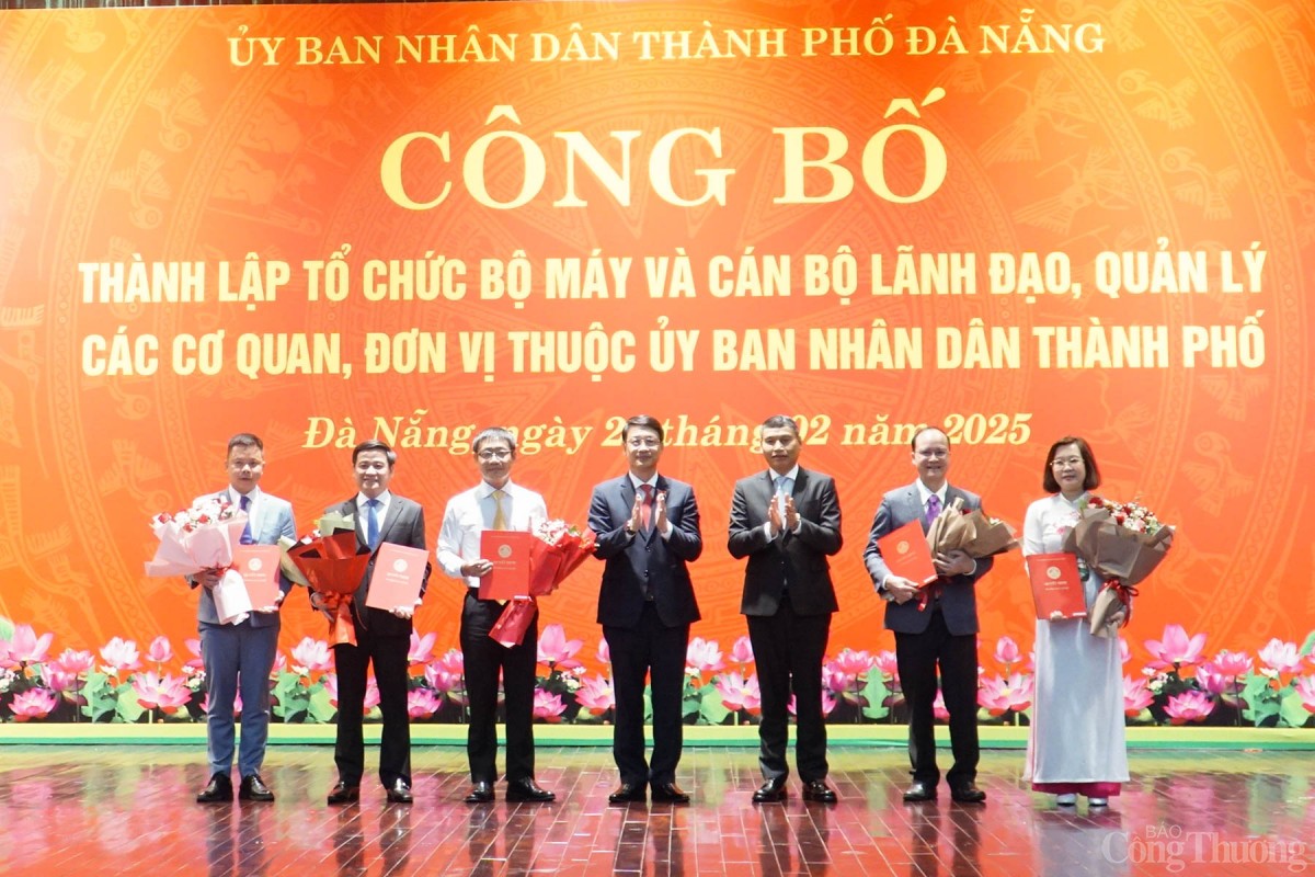 Ông Nguyễn Tấn Hải (thứ 2, từ phải sang) làm Phó Giám đốc Sở Công Thương TP. Đà Nẵng Ông Nguyễn Tấn Hải (thứ 2, từ phải sang) làm Phó Giám đốc Sở Công Thương TP. Đà Nẵng