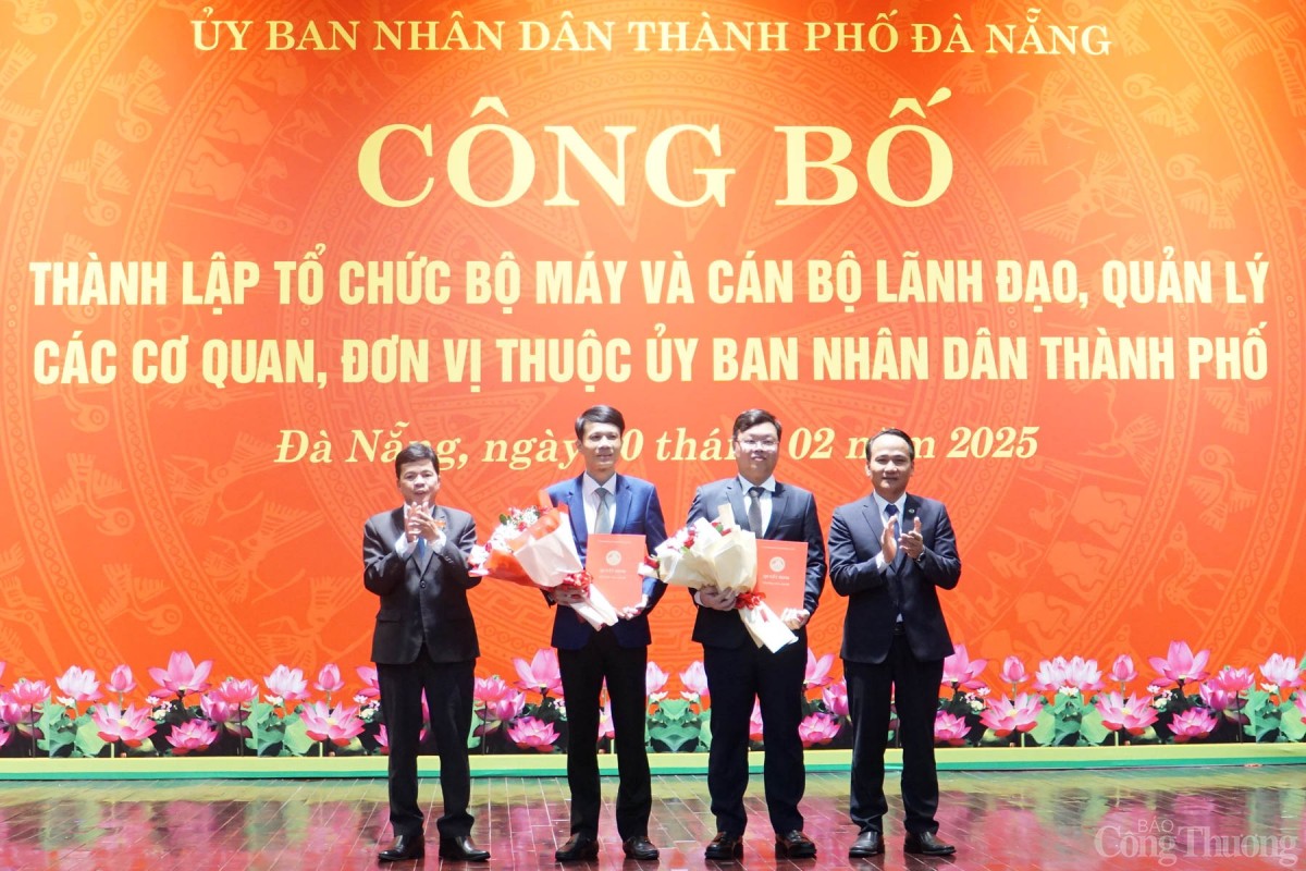 Lãnh đạo TP. Đà Nẵng trao quyết định và tặng hoa chúc mừng 2. Phó Trưởng Ban Nội chính Thành ủy Đà Nẵng Lãnh đạo TP. Đà Nẵng trao quyết định và tặng hoa chúc mừng 2. Phó Trưởng Ban Nội chính Thành ủy Đà Nẵng