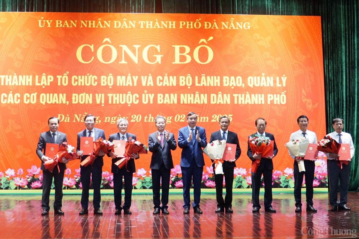 Lãnh đạo TP. Đà Nẵng trao quyết định nghỉ hưu trước tuổi cho 7 lãnh đạo các Sở, ban của TP. Đà Nẵng Lãnh đạo TP. Đà Nẵng trao quyết định nghỉ hưu trước tuổi cho 7 lãnh đạo các Sở, ban của TP. Đà Nẵng