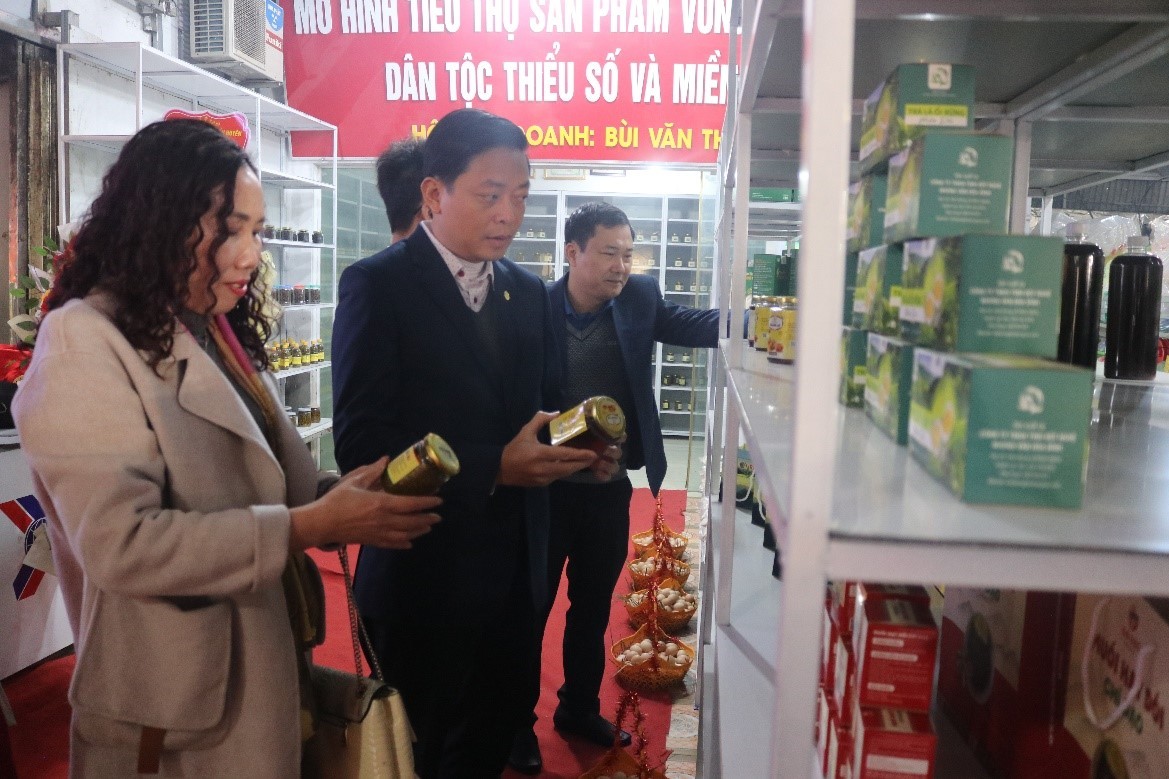 kiểm tra các mặt hàng bày bán tại huyện Lạc Sơn