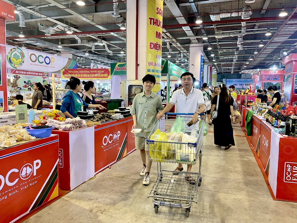 Người dân, du khách mua sắm hàng hóa tại Hội chợ OCOP Khu vực Đông Bắc - Quảng Ninh 2024. Ảnh: Minh Đức