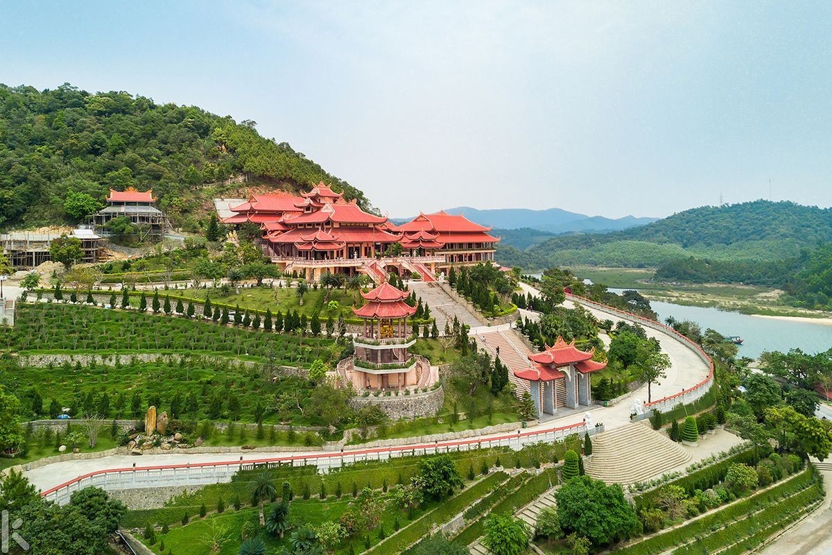 Quần thể di tích Yên Tử bao gồm hàng trăm công trình kiến trúc lớn nhỏ, trải dài từ chân núi lên đến đỉnh núi cao nhất - đỉnh Yên Tử.