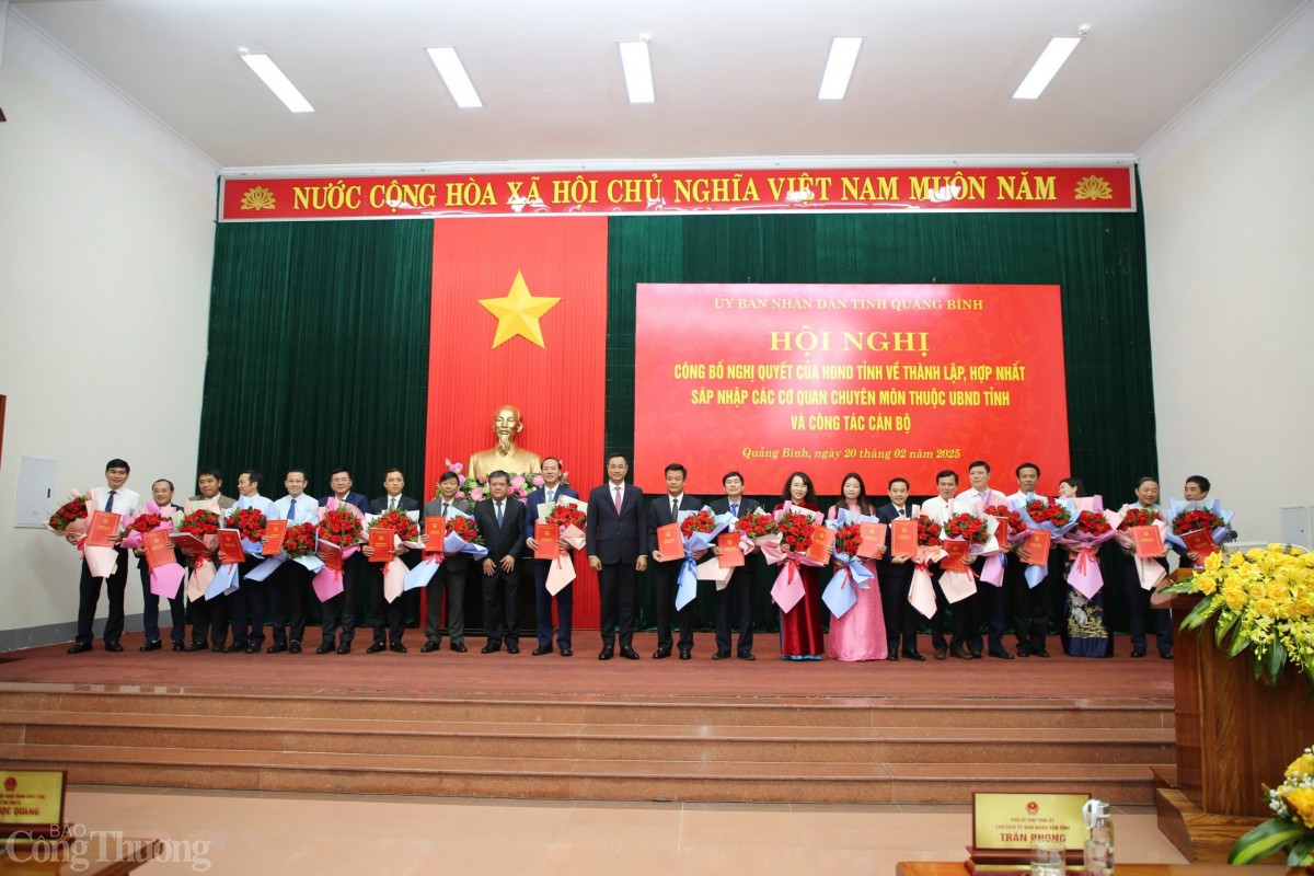 undefined Lãnh đạo tỉnh Quảng Bình trao quyết định và tặng hoa chúc mừng các lãnh đạo sở nhận nhiệm vụ