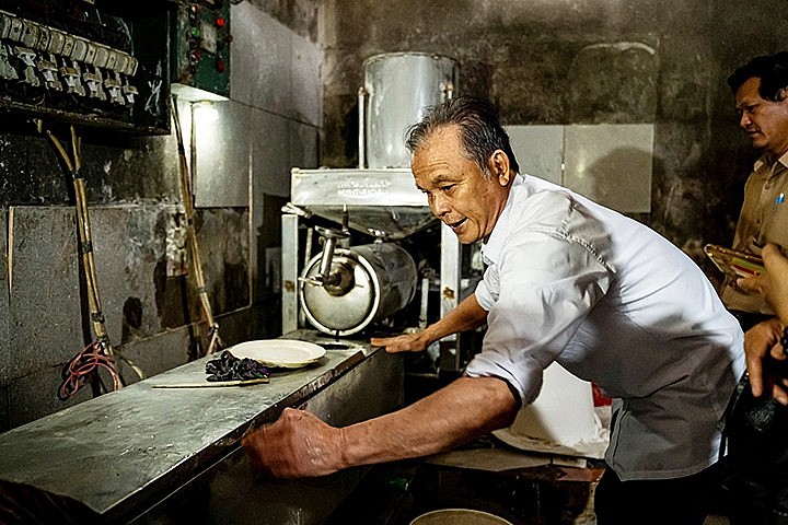 Người dân làng nghề truyền thống bún Vân Cù đang sản xuất bún. Ảnh. M.H