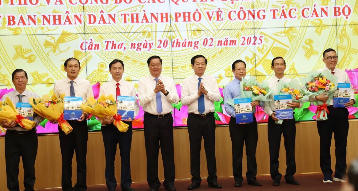 Lãnh đạo Thành ủy Cần Thơ trao nghị quyết thành lập 6 sở cho sáu giám đốc vừa được bổ nhiệm - Ảnh: CHÍ QUỐC Lãnh đạo Thành ủy Cần Thơ trao nghị quyết thành lập 6 sở cho sáu giám đốc vừa được bổ nhiệm - Ảnh: CHÍ QUỐC