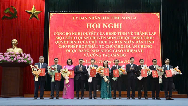 ồng chí Bí thư Tỉnh ủy và Chủ tịch Ủy ban nhân dân tỉnh Sơn La trao quyết định và tặng hoa chúc mừng các đồng chí Giám đốc các sở, ngành được bổ nhiệm.