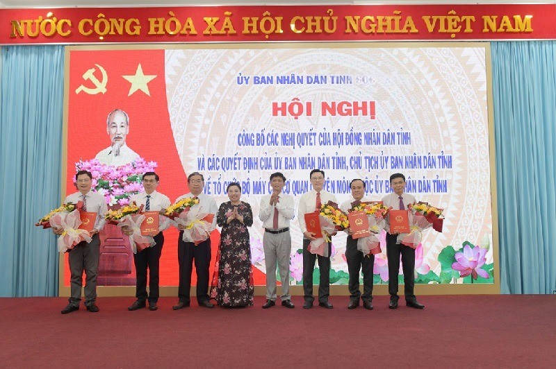 Lãnh đạo Tỉnh ủy Sóc Trăng trao quyết định thành lập các sở thuộc UBND tỉnh. Lãnh đạo Tỉnh ủy Sóc Trăng trao quyết định thành lập các sở thuộc UBND tỉnh.