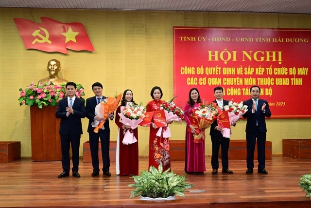 Lạnh đạo tỉnh tặng hoa, chúc mừng các đồng chí được bổ nhiệm của Sở Nội vụ Lạnh đạo tỉnh tặng hoa, chúc mừng các đồng chí được bổ nhiệm của Sở Nội vụ