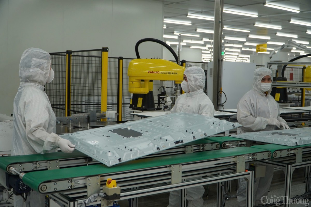 Sản xuất màn hình tivi, máy tính tại Công ty TNHH Công nghệ Coretronic, KCN Phú Mỹ 3.