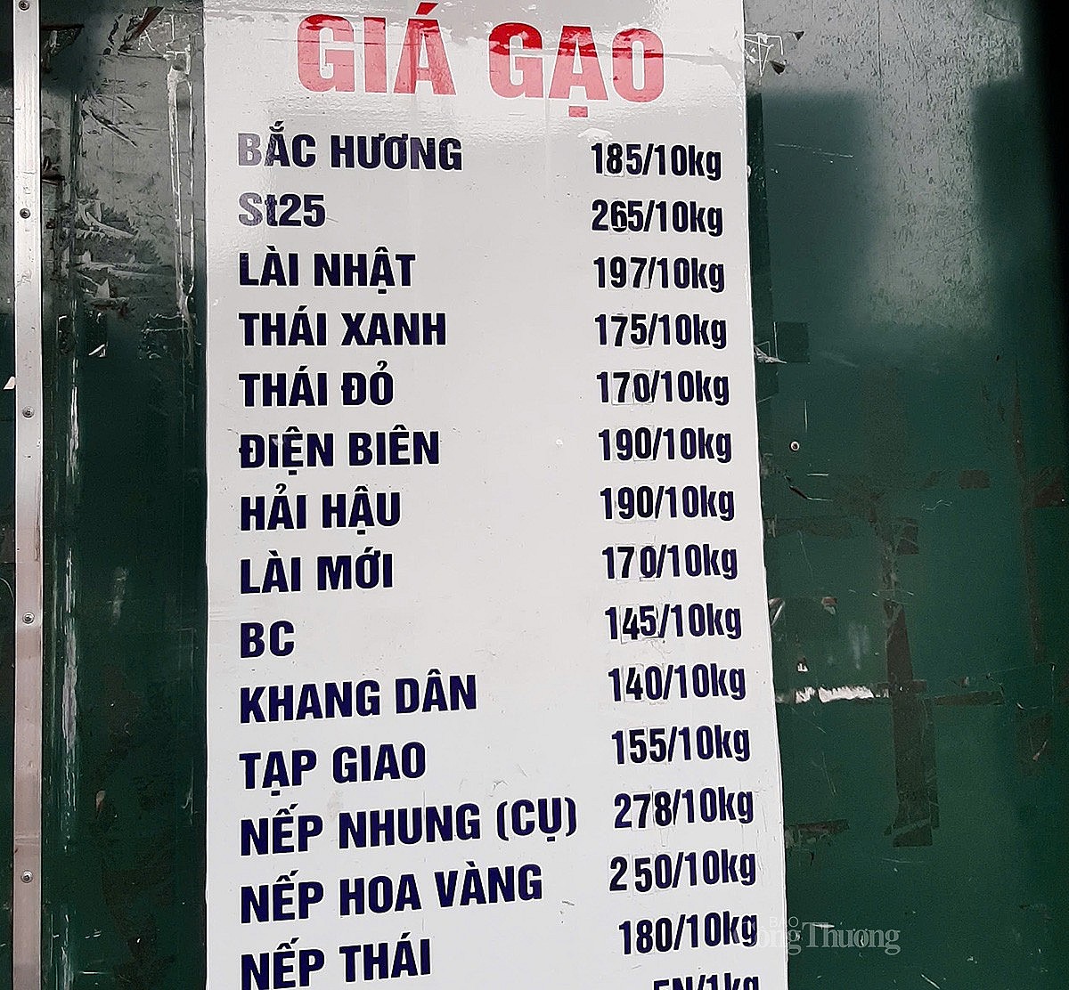 Biển giá gạo tại một đại lý trên phố Kim Ngưu, quận Hai Bà Trưng, TP. Hà Nội Biển giá gạo tại một đại lý trên phố Kim Ngưu, quận Hai Bà Trưng, TP. Hà Nội