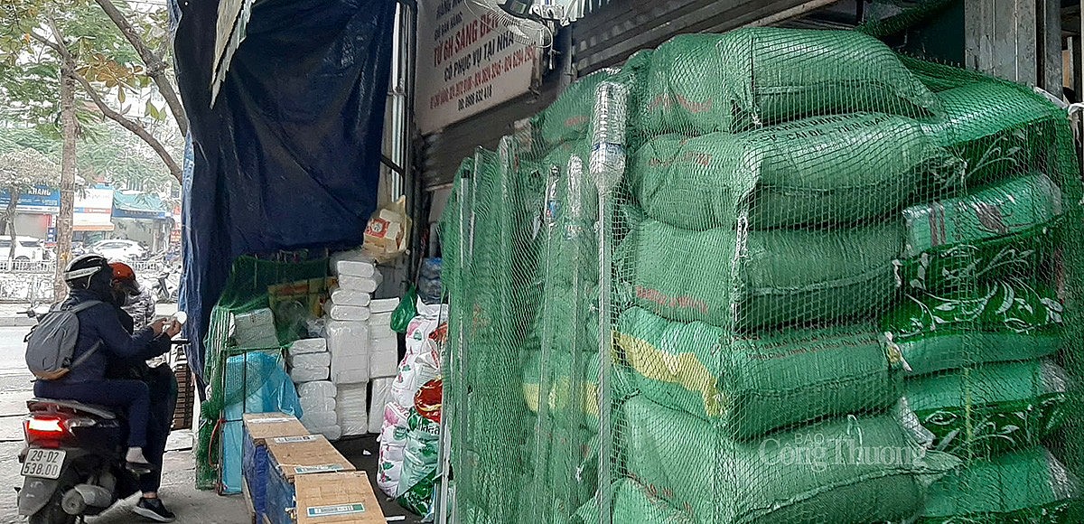 lượng khách đến mua gạo tại các đại lý thời điểm này khá thấp lượng khách đến mua gạo tại các đại lý thời điểm này khá thấp