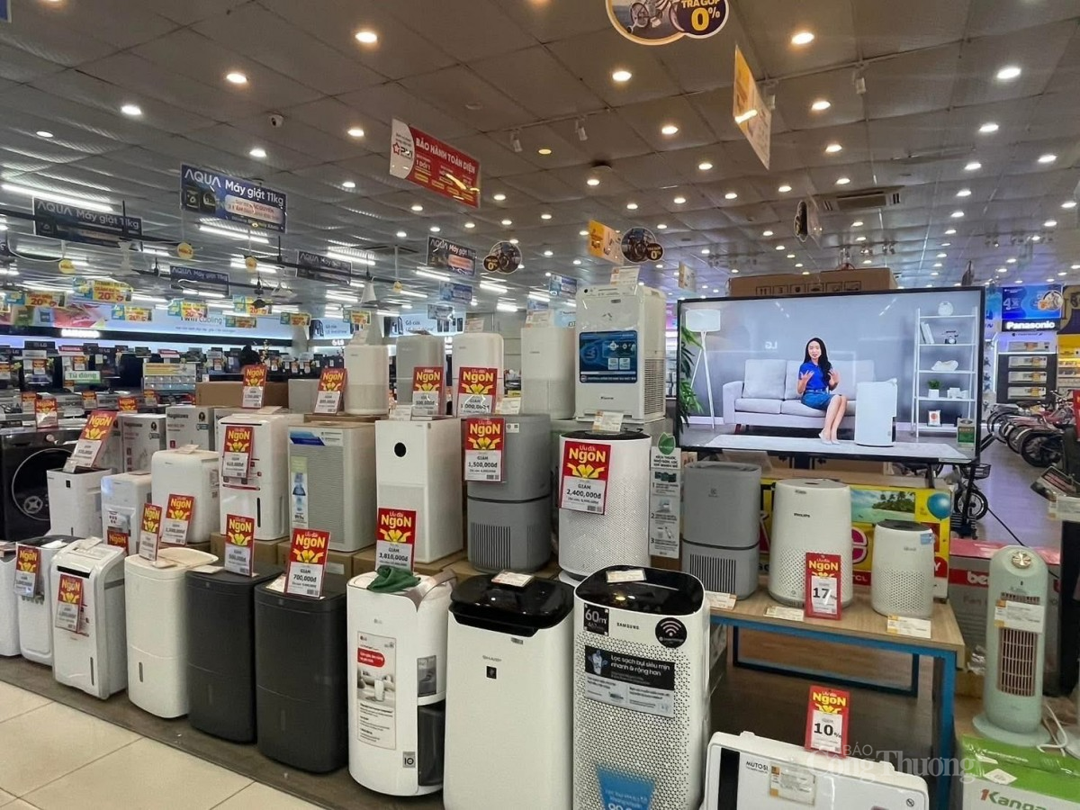 Đa dạng mẫu mã máy hút ẩm, máy sấy cho khách hàng lựa chọn. Ảnh: Nguyễn Vân Đa dạng mẫu mã máy hút ẩm, máy sấy cho khách hàng lựa chọn. Ảnh: Nguyễn Vân