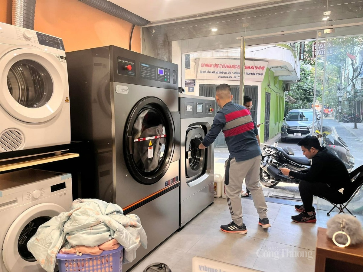 Nhiều cửa hàng giặt là chạy hết công suất mùa nồm. Ảnh: Nguyễn Vân Nhiều cửa hàng giặt là chạy hết công suất mùa nồm. Ảnh: Nguyễn Vân