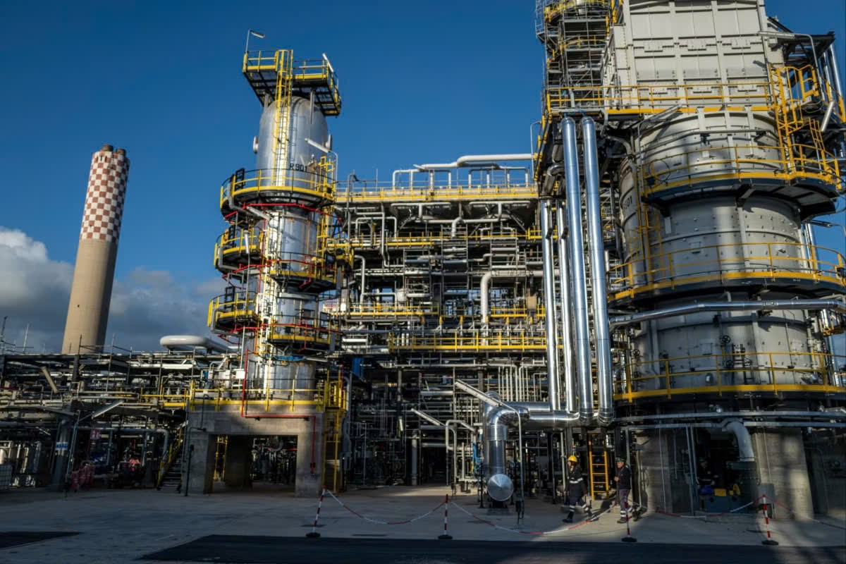 Nhà máy sinh học có thể sản xuất cả SAF và dầu diesel. Ảnh: Financial Times Nhà máy sinh học có thể sản xuất cả SAF và dầu diesel. Ảnh: Financial Times