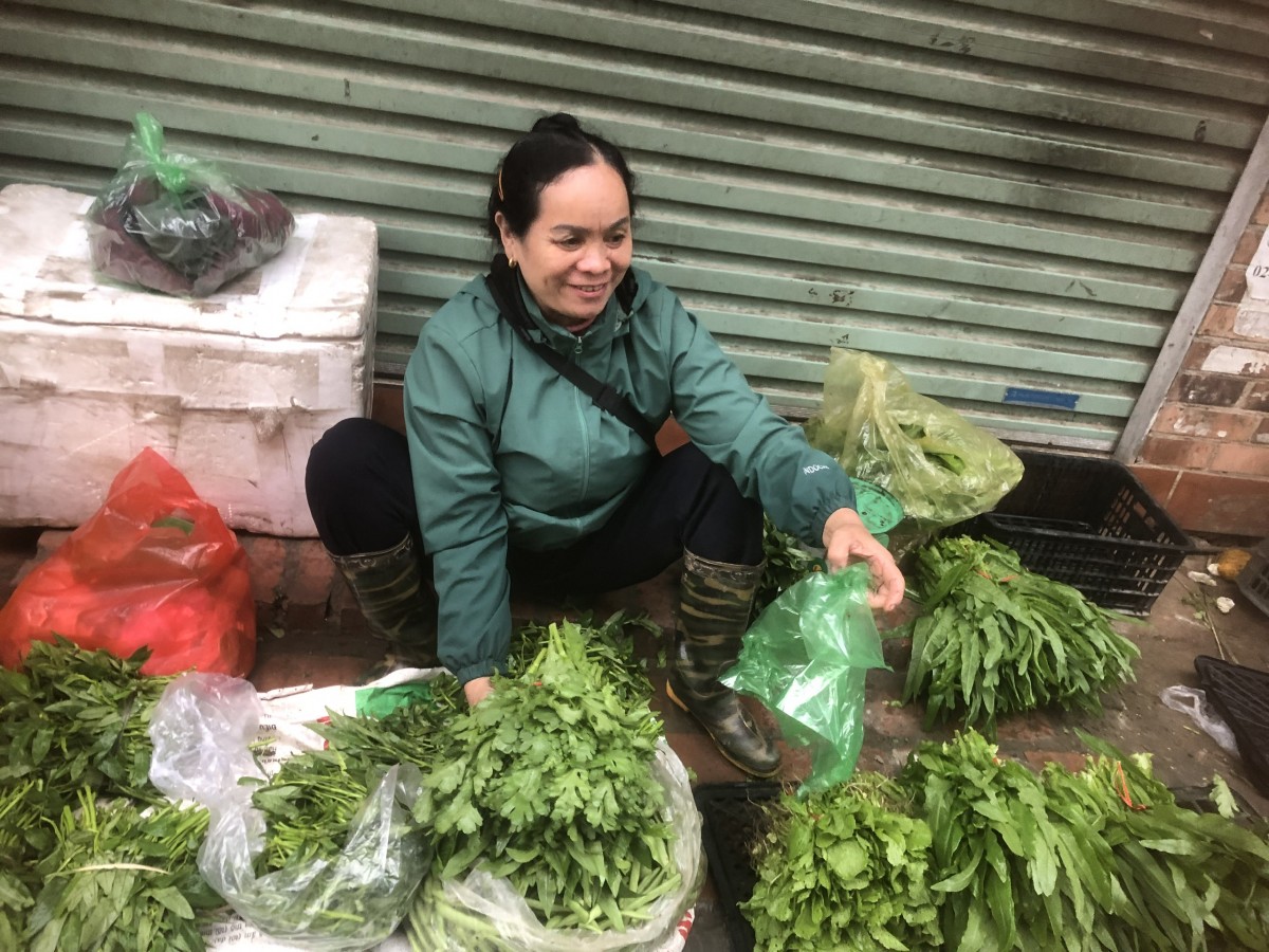 Rau xanh tại chợ dân sinh giá giảm so đầu tháng 2