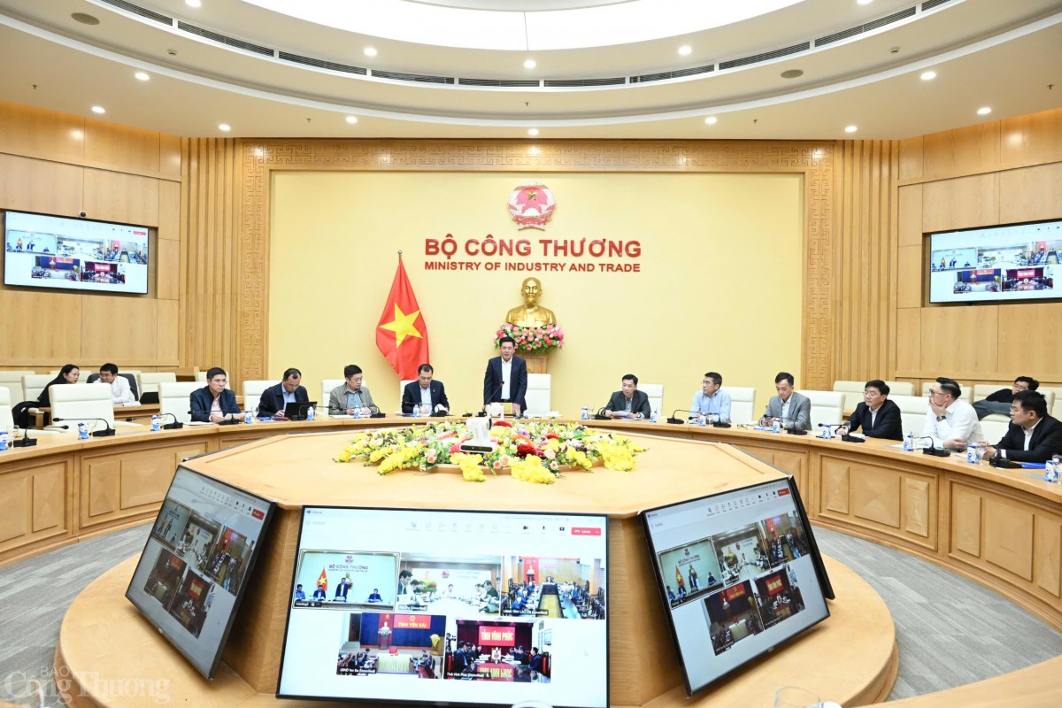 Bộ trưởng Nguyễn Hồng Diên chủ trì họp về tiến độ thực hiện dự án đường dây 500kV Lào Cai - Vĩnh Yên Bộ trưởng Nguyễn Hồng Diên chủ trì họp về tiến độ thực hiện dự án đường dây 500kV Lào Cai - Vĩnh Yên