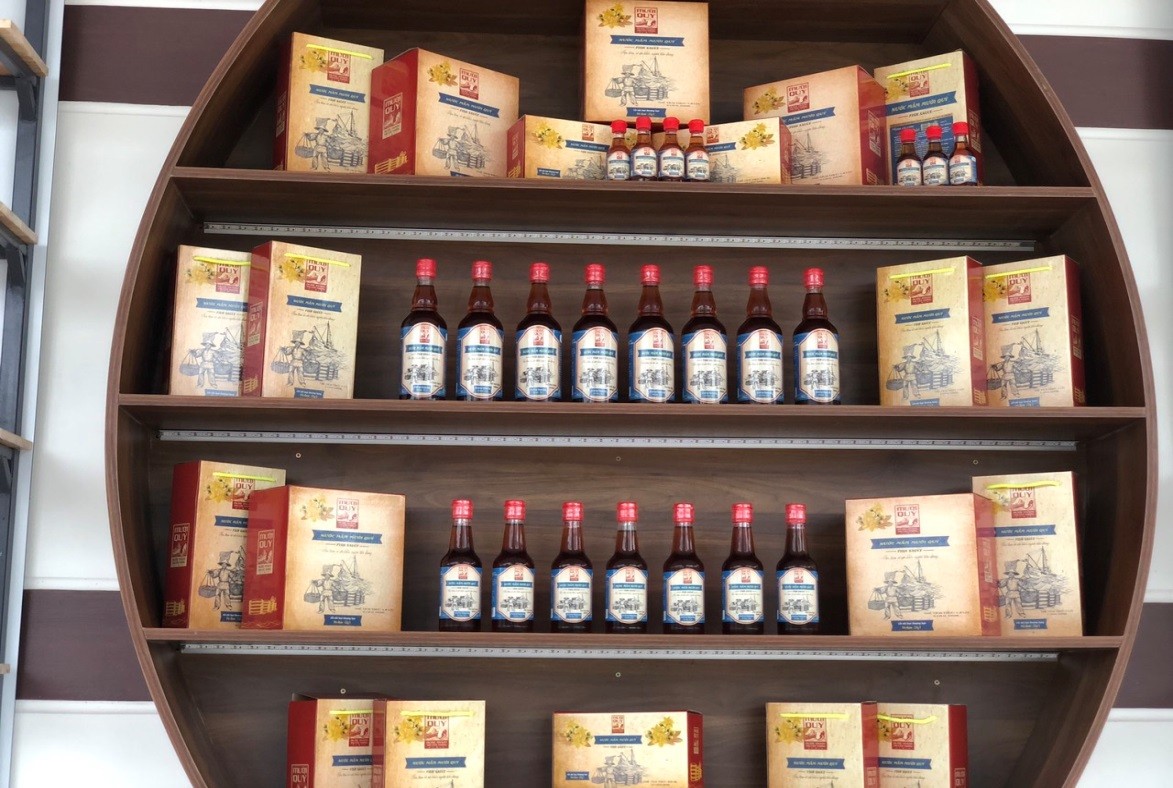 Một phòng trưng bày giới thiệu sản phẩm công nghiệp nông thôn tại tỉnh Quảng Ngãi (Ảnh: Bình An) Một phòng trưng bày giới thiệu sản phẩm công nghiệp nông thôn tại tỉnh Quảng Ngãi (Ảnh: Bình An)