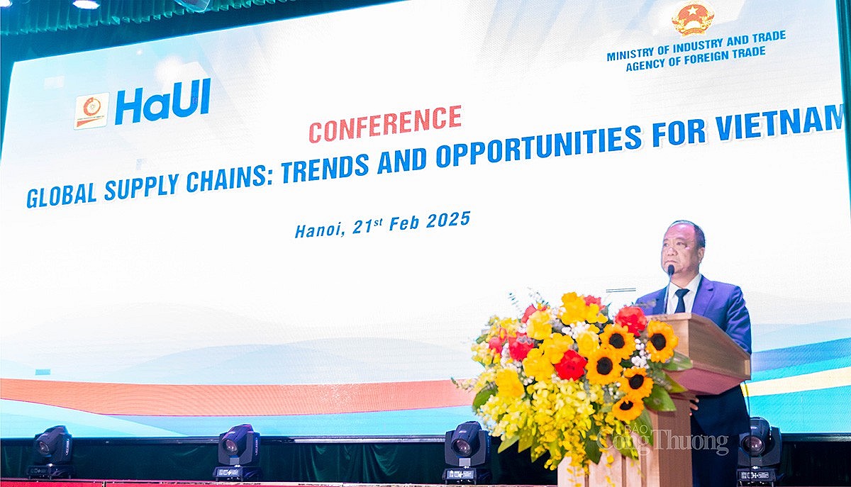 TS. Kiều Xuân Thực – Hiệu trưởng Trường Đại học Công nghiệp Hà Nội phát biểu tại Hội thảo “Chuỗi cung ứng toàn cầu: Xu hướng và cơ hội cho Việt Nam” TS. Kiều Xuân Thực – Hiệu trưởng Trường Đại học Công nghiệp Hà Nội phát biểu tại Hội thảo “Chuỗi cung ứng toàn cầu: Xu hướng và cơ hội cho Việt Nam”