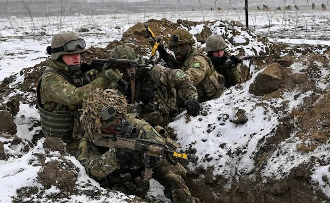 Lính Anh và Romania trong cuộc tập trận Steadfast Dart, đợt triển khai quy mô lớn đầu tiên của Lực lượng phản ứng đồng minh. Ảnh: The Telegraph