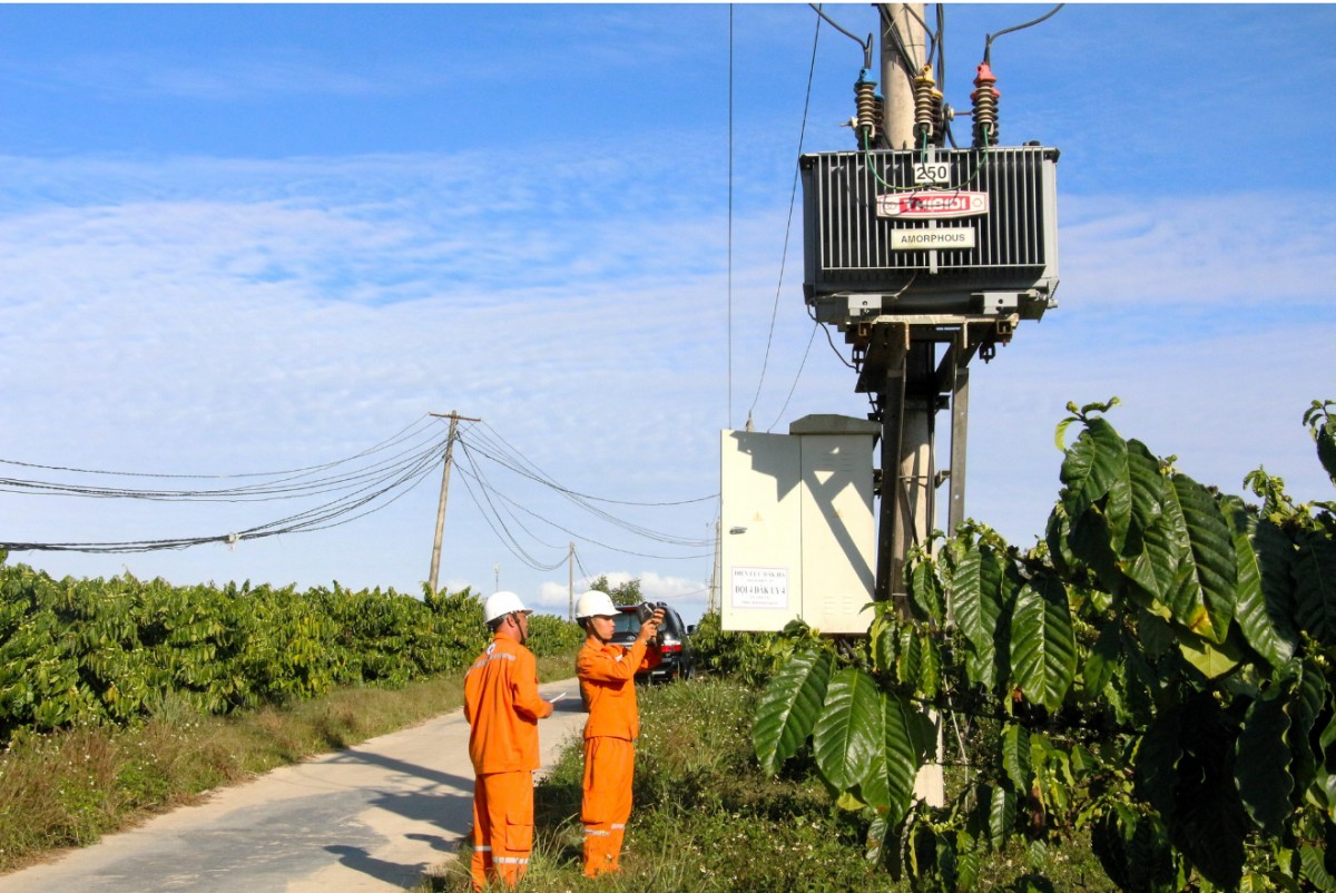 Kiểm tra hệ thống điện tại Kon Tum (Ảnh: PC Kon Tum)