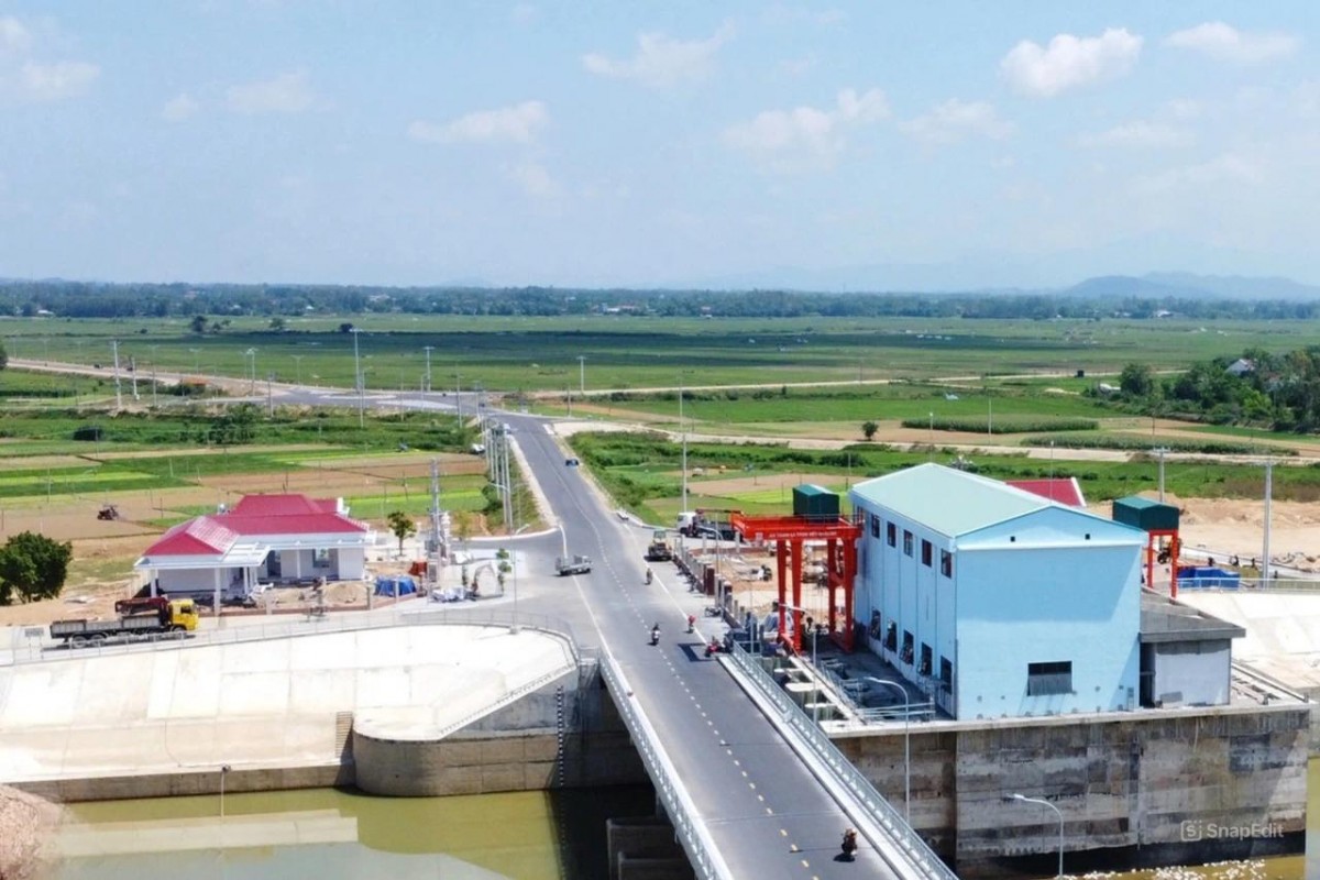 Nhà máy thủy điện hạ lưu đập dâng Phú Phong chính thức vận hành thương mại (Ảnh: Nguyễn Huy Chương) Nhà máy thủy điện hạ lưu đập dâng Phú Phong chính thức vận hành thương mại (Ảnh: Nguyễn Huy Chương)