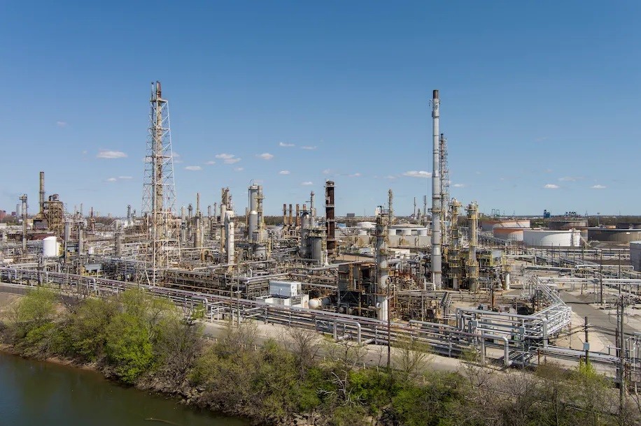 Một góc nhà máy lọc dầu Philadelphia Energy Solutions ở bang Pennsylvania, Mỹ năm 2021. Ảnh: Washington Post.