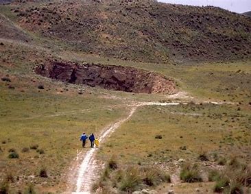 Một hố sụt lớn bất ngờ xuất hiện ở làng Godstone, hạt Surrey , Anh đã dẫn đến việc di tản người dân, gián đoạn nguồn cung cấp nước. Ảnh minh họa Một hố sụt lớn bất ngờ xuất hiện ở làng Godstone, hạt Surrey , Anh đã dẫn đến việc di tản người dân, gián đoạn nguồn cung cấp nước. Ảnh minh họa