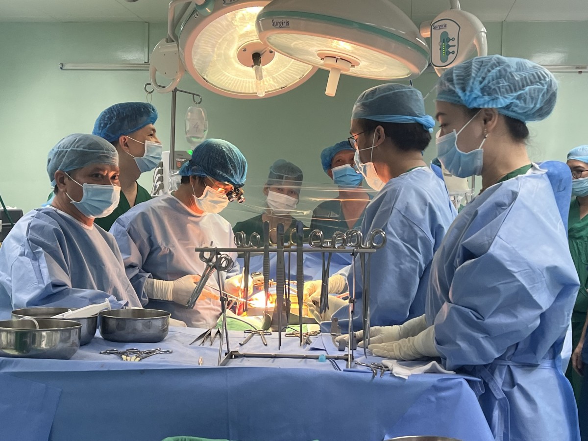 Ê kíp y bác sỹ Bệnh viện đa khoa Trung ương Cần Thơ thực hiện ghép thận cho bệnh nhân. Ê kíp y bác sỹ Bệnh viện đa khoa Trung ương Cần Thơ thực hiện ghép thận cho bệnh nhân.