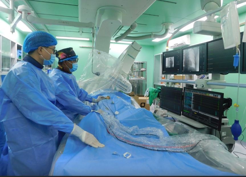 Ê kíp khoa Điều trị rối loạn nhịp tim, Bệnh viện đa khoa Trung ương Cần Thơ điều trị triệt đốt điện sinh lý cho bệnh nhân Ê kíp khoa Điều trị rối loạn nhịp tim, Bệnh viện đa khoa Trung ương Cần Thơ điều trị triệt đốt điện sinh lý cho bệnh nhân