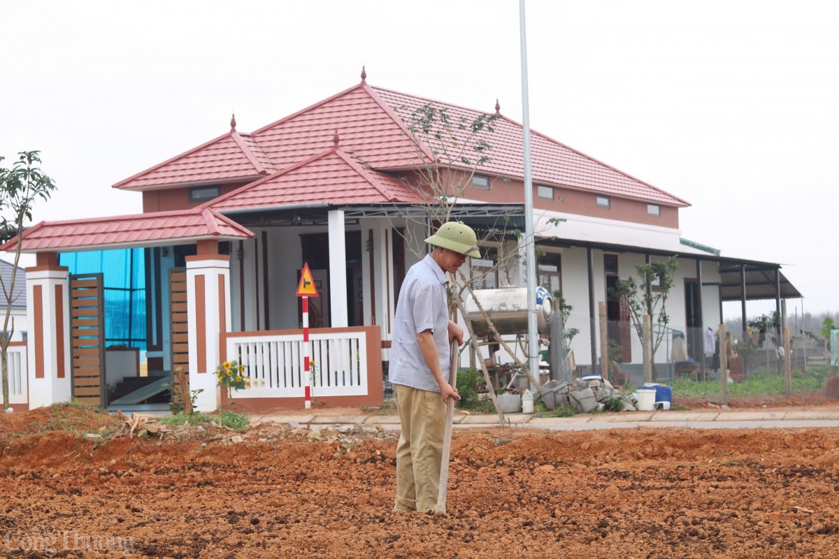 undefined Người dân phấn khởi tại nơi ở mới của mình