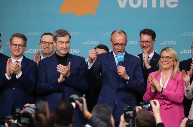 Ông Friedrich Merz (giữa) phát biểu tại một sự kiện bầu cử ở Berlin - Đức hôm 23-2. Ảnh: Bloomberg Ông Friedrich Merz (giữa) phát biểu tại một sự kiện bầu cử ở Berlin - Đức hôm 23-2. Ảnh: Bloomberg