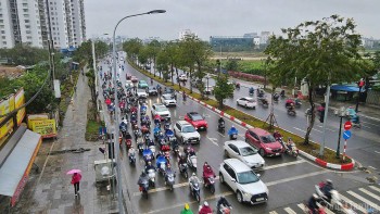 Hà Nội: Chật vật di chuyển trong mưa rét