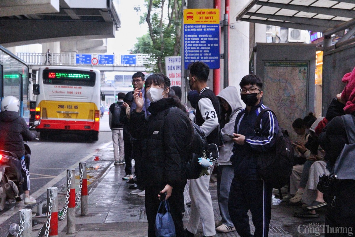 Hà Nội: Chật vật di chuyển trong mưa rét