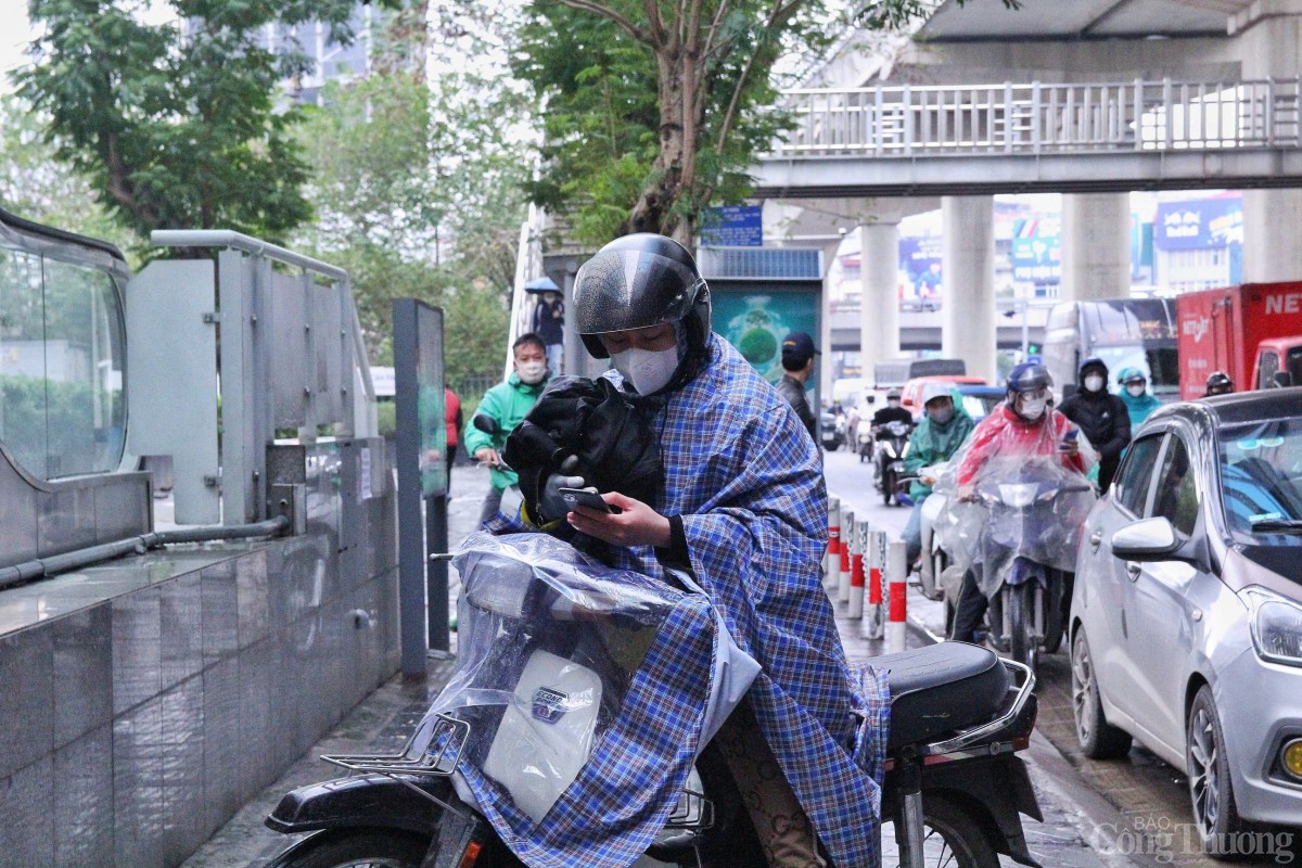 Hà Nội: Chật vật di chuyển trong mưa rét