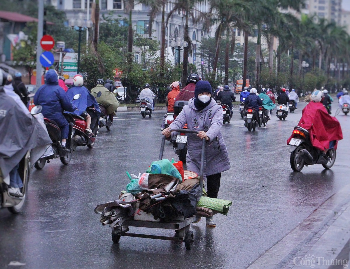 Hà Nội: Chật vật di chuyển trong mưa rét