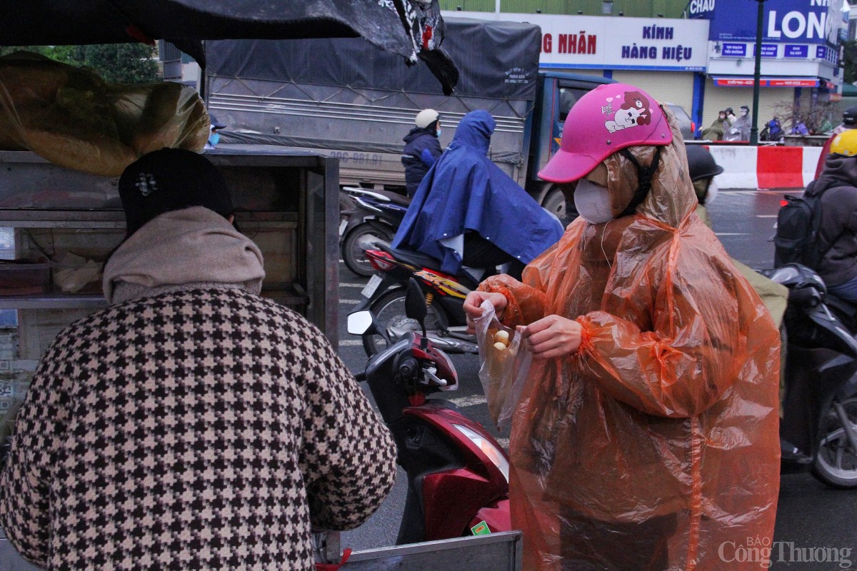 Hà Nội: Chật vật di chuyển trong mưa rét