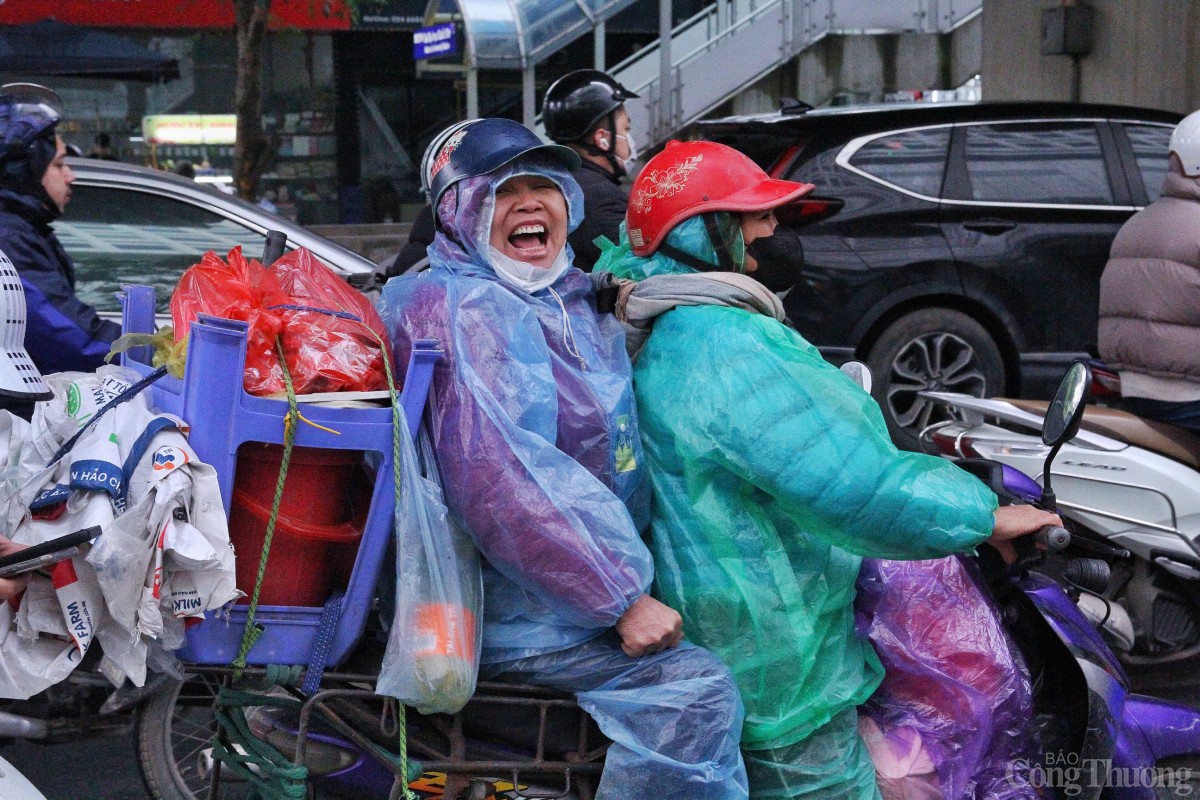 Hà Nội: Chật vật di chuyển trong mưa rét