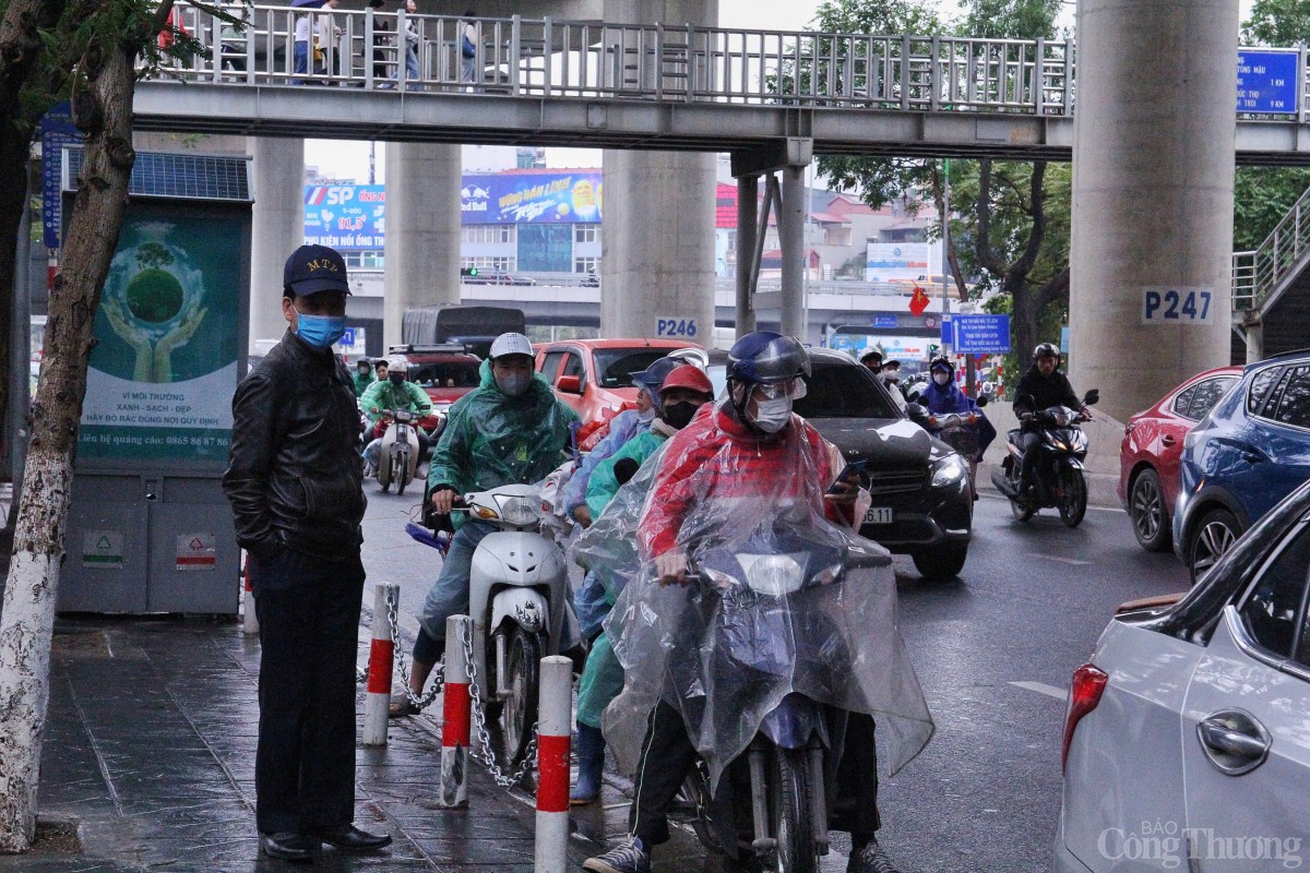 Hà Nội: Chật vật di chuyển trong mưa rét