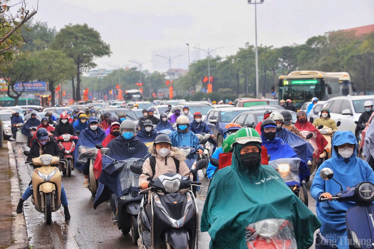 Hà Nội: Chật vật di chuyển trong mưa rét